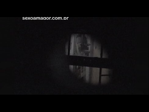 ❤️ Lourinho é secretamente filmado por um voyeur de bairro escondido atrás de tijolos ocos ❤️❌ Porno bonito em nós ❌️