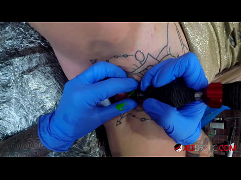 ❤️ Extremamente tatuada, a brasa Sully Savage fez uma tatuagem em seu clítoris ❤️❌ Porno bonito em nós ❌️